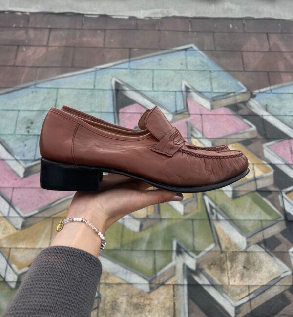 ROUND PINCH STITCH HEELED LEATHER LOAFER