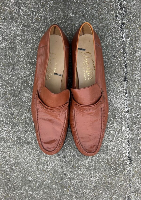 ROUND PINCH STITCH HEELED LEATHER LOAFER