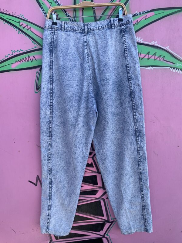 TOTALLY 80S ACID WASH TAPERED BAGGY JEANS LEATHER DETAIL