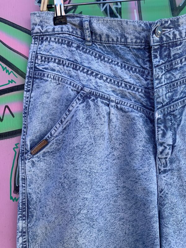 TOTALLY 80S ACID WASH TAPERED BAGGY JEANS LEATHER DETAIL