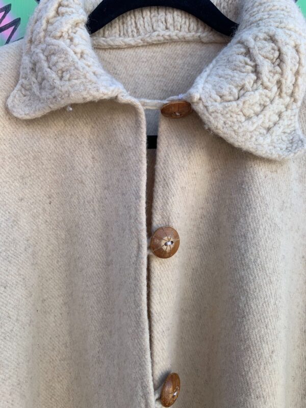 BEAUTIFUL WOOL CAPE YARD TASSELS POLISHED WOOD TOGGLE BUTTONS