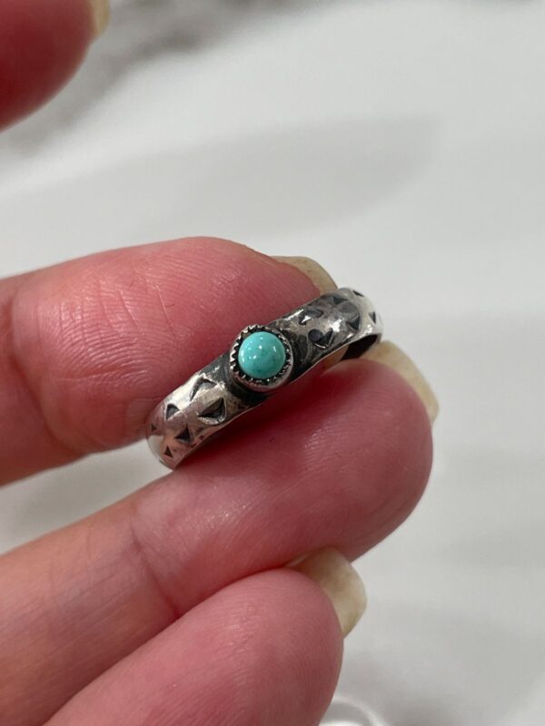 SO CUTE! TURQUOISE & 925 STERLING SILVER SINGLE STONE BAND RING STAMPED TRIANGLE DESIGN