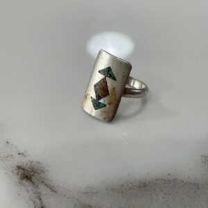 Photo detail:LITTLE CRUSHED TURQUOISE & CORAL RECTANGULAR CURVED 925 STERLING SILVER RING