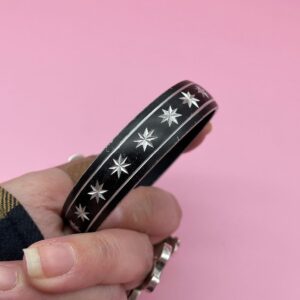 Photo detail:*AS-IS* 1950S BLACK STAR ENGRAVED METAL BANGLE BRACELET