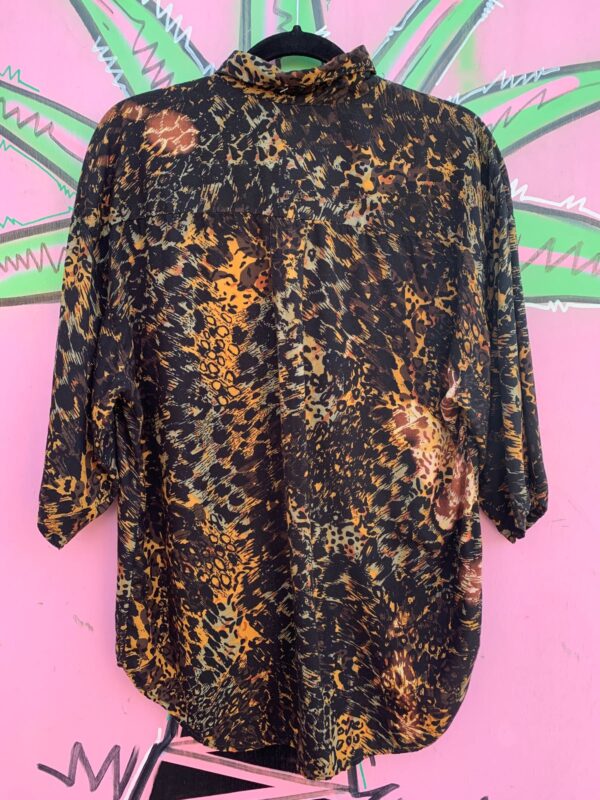 RAD! 1990S DARK TROPICAL ANIMAL PRINT SLINKY RAYON SHIRT