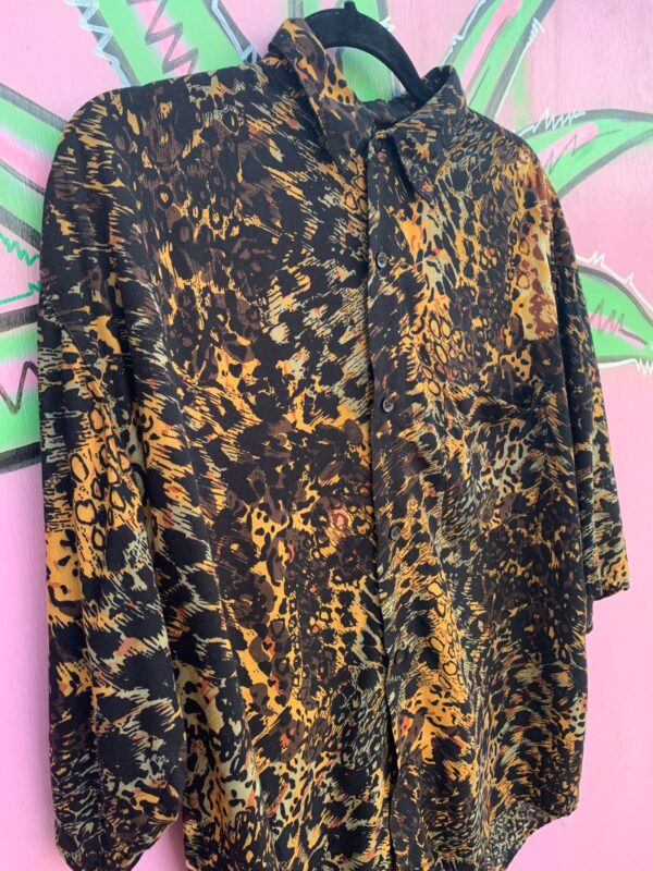 RAD! 1990S DARK TROPICAL ANIMAL PRINT SLINKY RAYON SHIRT