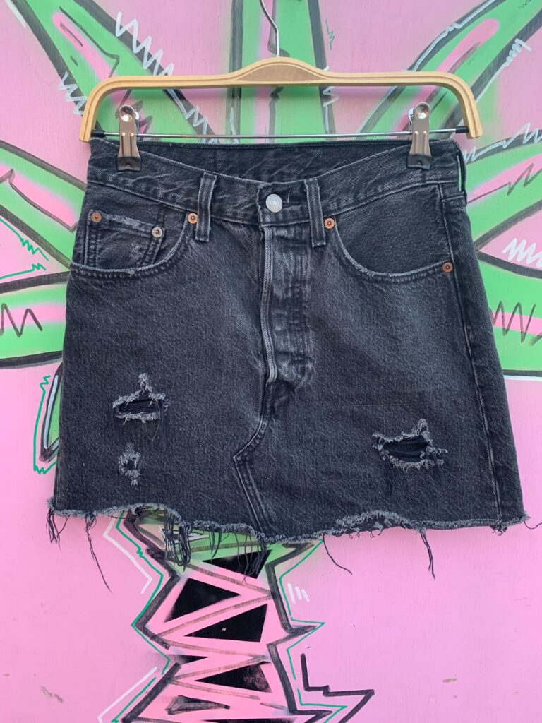 CLASSIC DISTRESSED LEVIS BLACK DENIM MINI SKIRT BUTTON FLY