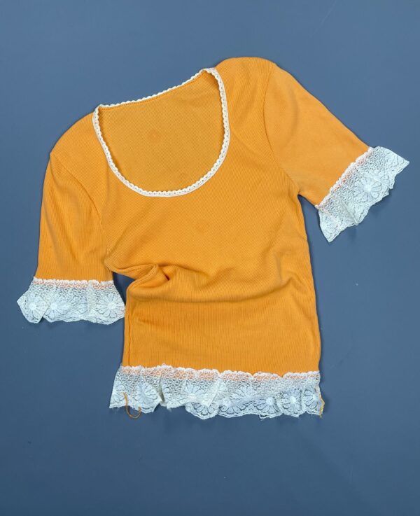 SWEET! 1970S SCOOP NECK RIBBED STRETCHY BABY TEE LACE TRIM CUFFS & HEM