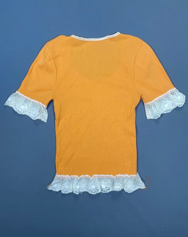 SWEET! 1970S SCOOP NECK RIBBED STRETCHY BABY TEE LACE TRIM CUFFS & HEM