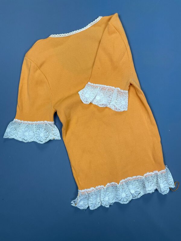 SWEET! 1970S SCOOP NECK RIBBED STRETCHY BABY TEE LACE TRIM CUFFS & HEM