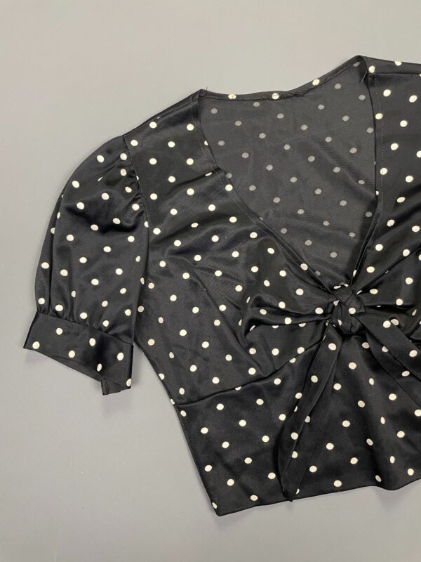 KILLER! 1970S POLKADOT CUFFED SLEEVE RUCHED CROPPED NYLON TOP TIE FRONT