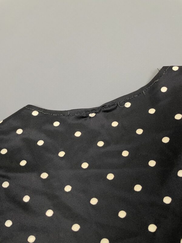 KILLER! 1970S POLKADOT CUFFED SLEEVE RUCHED CROPPED NYLON TOP TIE FRONT