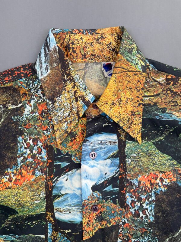 COOL! 1970S LONG SLEEVE BUTTON DOWN NYLON FOREST SCENE PICTURE SHIRT