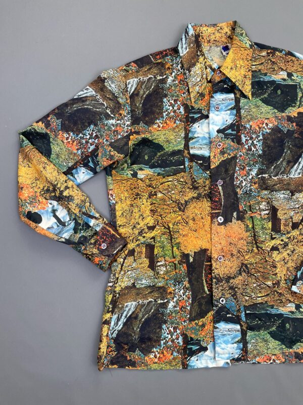 COOL! 1970S LONG SLEEVE BUTTON DOWN NYLON FOREST SCENE PICTURE SHIRT