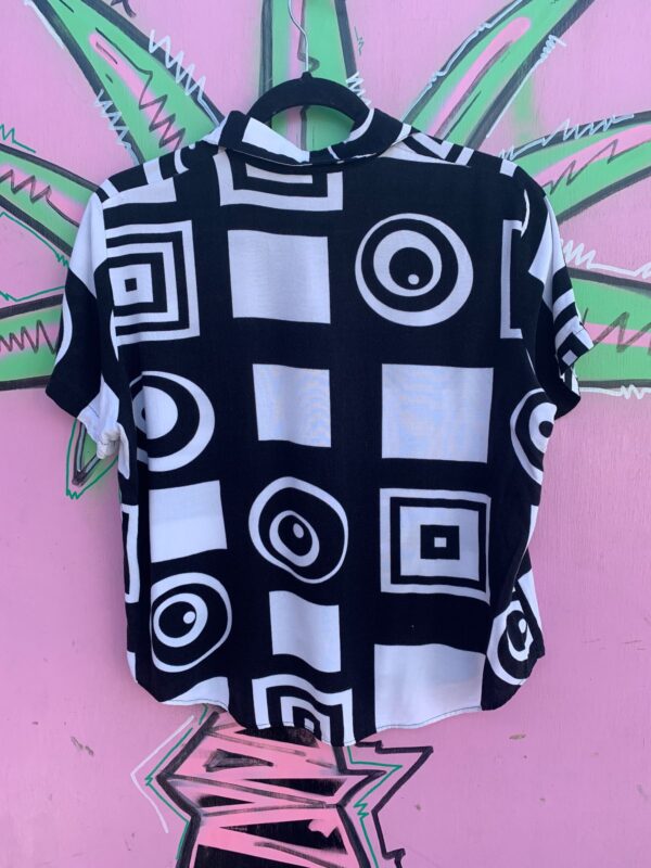 CUTE! 1990S BLACK & WHITE GEOMETRIC PRINT RAYON BUTTON UP SHIRT