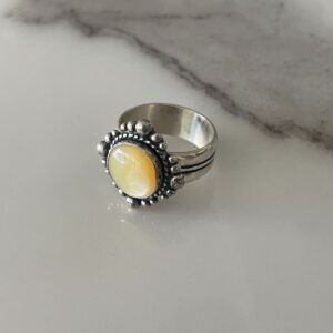 Photo detail:925 MOTHER OF PEARL CIRCULAR SETTING STERLING SILVER RING