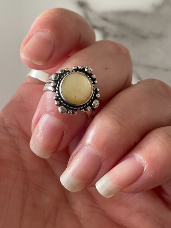 925 MOTHER OF PEARL CIRCULAR SETTING STERLING SILVER RING