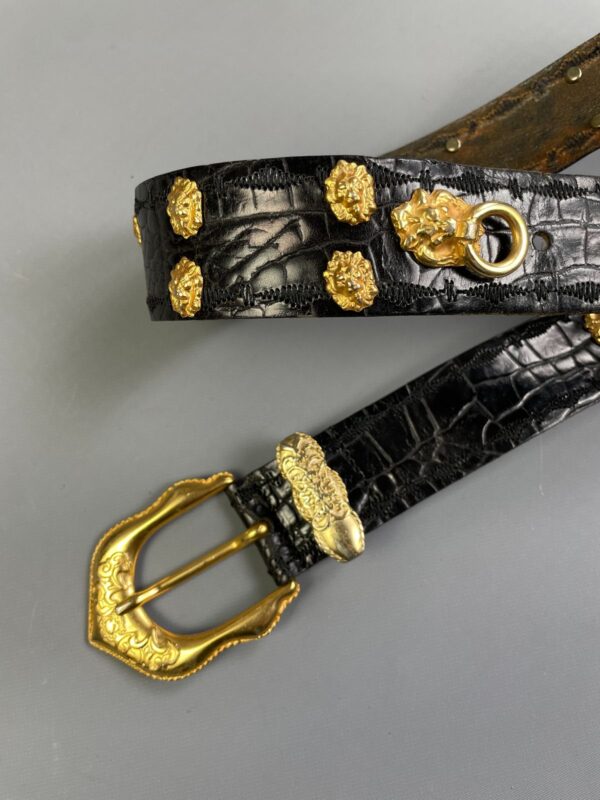 WOW! 1980S-90S CROC EMBOSSED BLACK LEATHER BELT GOLD LIONS HEAD STUDS & DOOR KNOCKER DETAILS