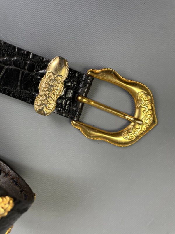 WOW! 1980S-90S CROC EMBOSSED BLACK LEATHER BELT GOLD LIONS HEAD STUDS & DOOR KNOCKER DETAILS