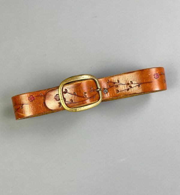 1970S HEAVY SOFT EMBOSSED LEATHER BELT PAINTED FLOWER SOLID BRASS BUCKLE