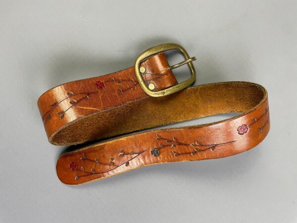 1970S HEAVY SOFT EMBOSSED LEATHER BELT PAINTED FLOWER SOLID BRASS BUCKLE