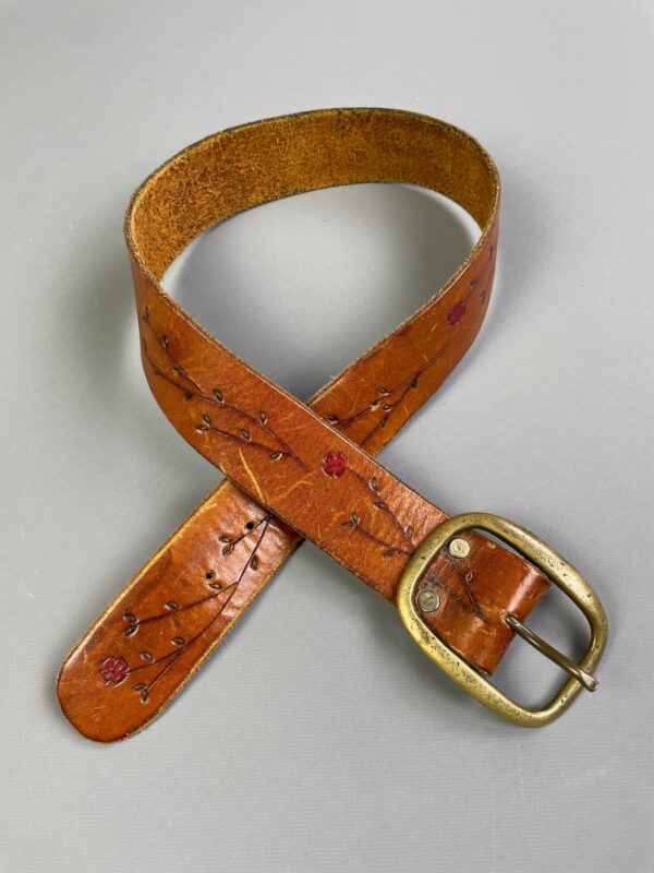 1970S HEAVY SOFT EMBOSSED LEATHER BELT PAINTED FLOWER SOLID BRASS BUCKLE