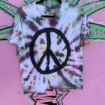 CROPPED TIE DYE PEACE SYMBOL T-SHIRT