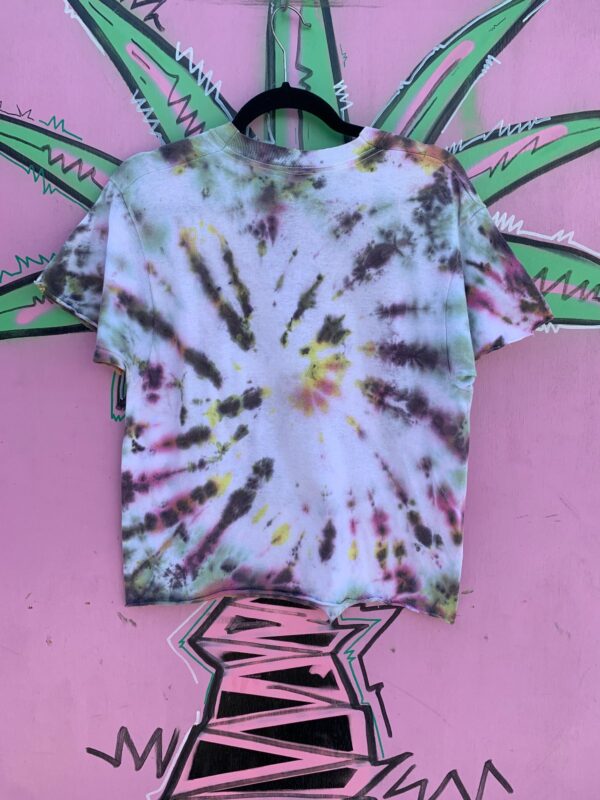 CROPPED TIE DYE PEACE SYMBOL T-SHIRT