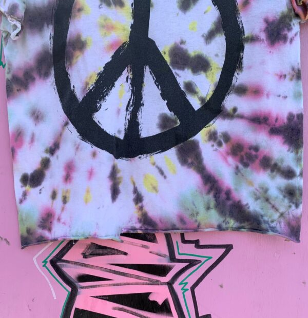 CROPPED TIE DYE PEACE SYMBOL T-SHIRT