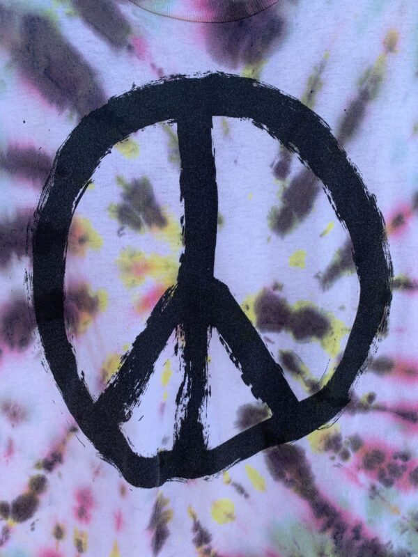 CROPPED TIE DYE PEACE SYMBOL T-SHIRT