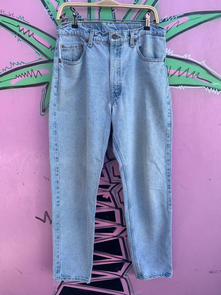CLASSIC 1990S MADE IN USA SUPER LIGHT WASH LEVIS 550 DENIM JEANS