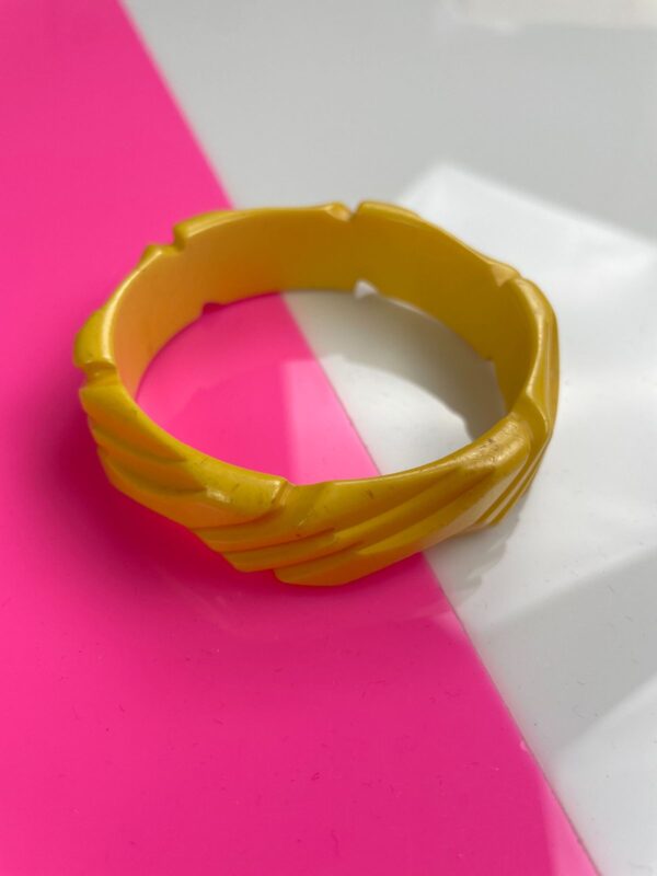 RETRO FUNKY GEOMETRIC CARVED BAKELITE BANGLE BRACELET