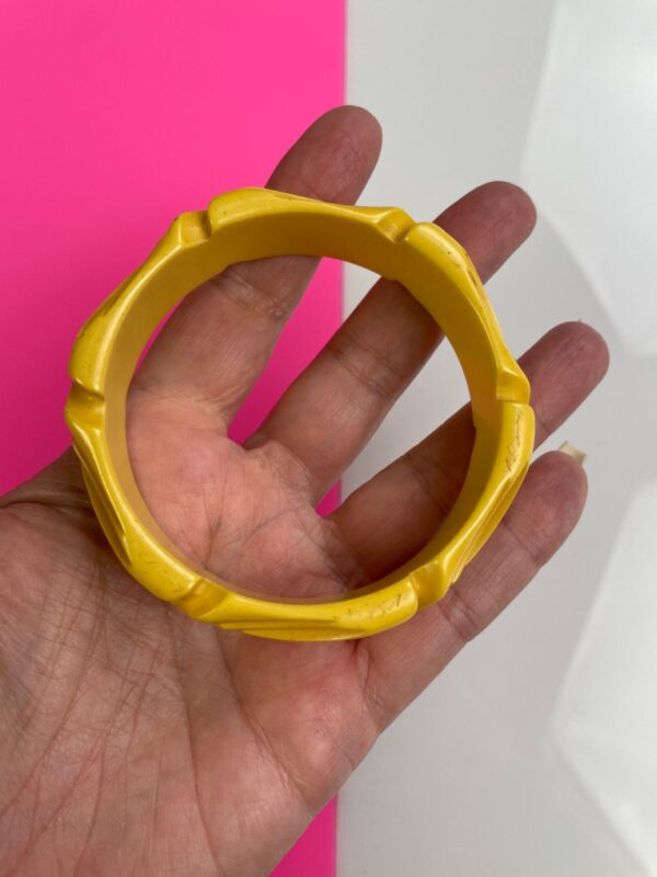 RETRO FUNKY GEOMETRIC CARVED BAKELITE BANGLE BRACELET