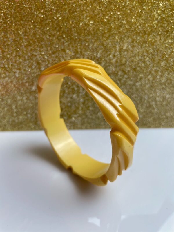 RETRO FUNKY GEOMETRIC CARVED BAKELITE BANGLE BRACELET