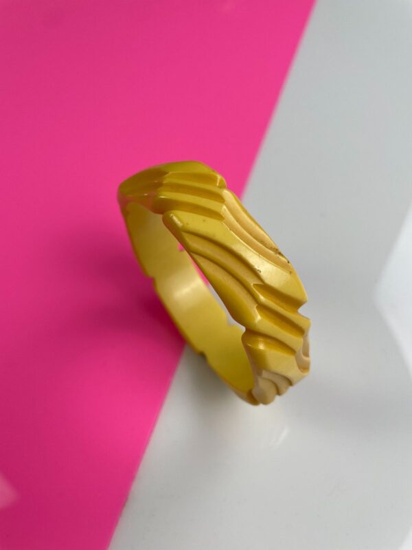 RETRO FUNKY GEOMETRIC CARVED BAKELITE BANGLE BRACELET