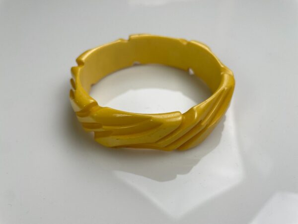 RETRO FUNKY GEOMETRIC CARVED BAKELITE BANGLE BRACELET