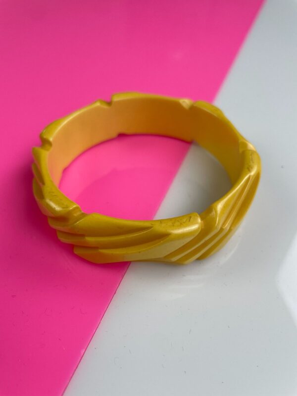 RETRO FUNKY GEOMETRIC CARVED BAKELITE BANGLE BRACELET