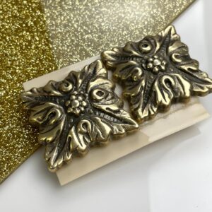 Photo detail:1980S DEADSTOCK OVERSIZED ORNATE & GILDED CARVED SQUARE POST EARRINGS