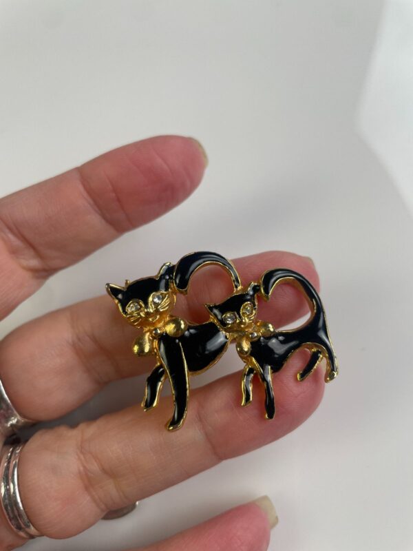 CUTE! BLACK ENAMEL DOUBLE TROUBLE CAT BROOCH PIN, RHINESTONE EYES