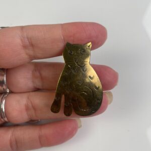 Photo detail:SWEET STAMPED DESIGN BRASS CAT BROOCH PIN