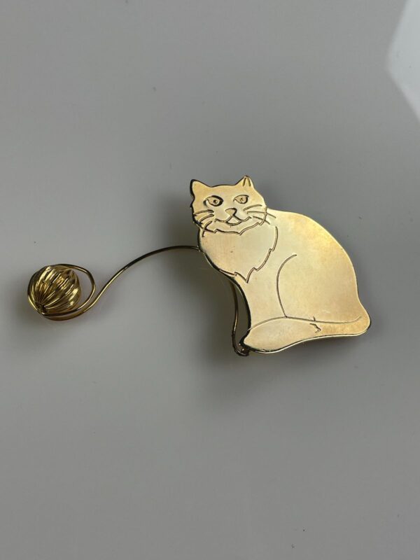 ADORABLE! 1980S SOLID BRASS GOLD PLATED CAT & YARN BROOCH PIN