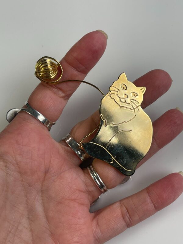 ADORABLE! 1980S SOLID BRASS GOLD PLATED CAT & YARN BROOCH PIN