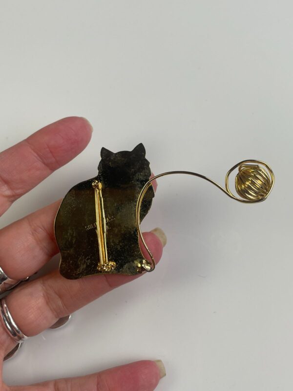 ADORABLE! 1980S SOLID BRASS GOLD PLATED CAT & YARN BROOCH PIN