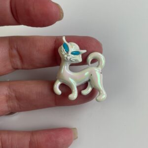 Photo detail:FUNKY CAT IRIDESCENT ENAMELED BROOCH PIN