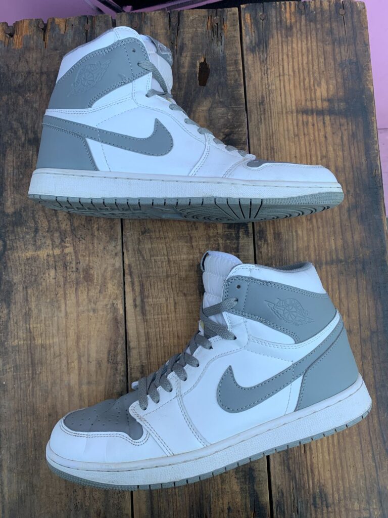NIKE AIR JORDAN 1 RETRO HIGH TOP SNEAKERS WHITE / GRAY