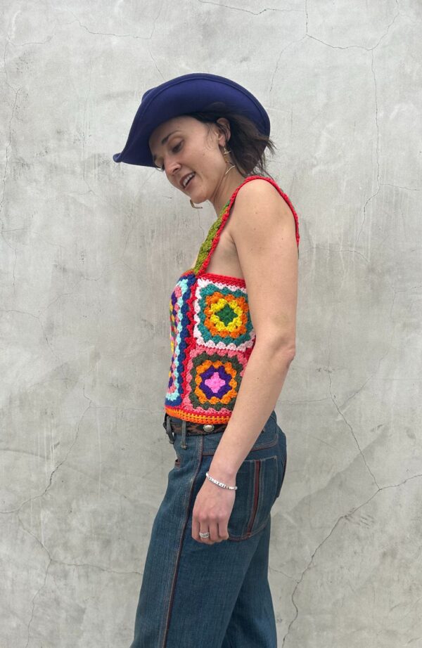 WOW! 1970S COLORFUL CROCHET KNIT SLEEVELESS CROPPED TOP