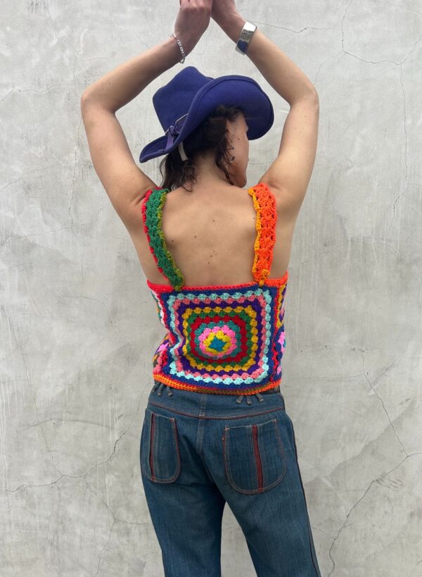 WOW! 1970S COLORFUL CROCHET KNIT SLEEVELESS CROPPED TOP