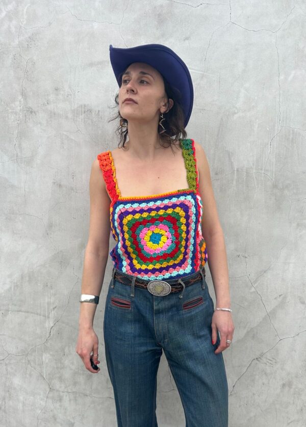 WOW! 1970S COLORFUL CROCHET KNIT SLEEVELESS CROPPED TOP