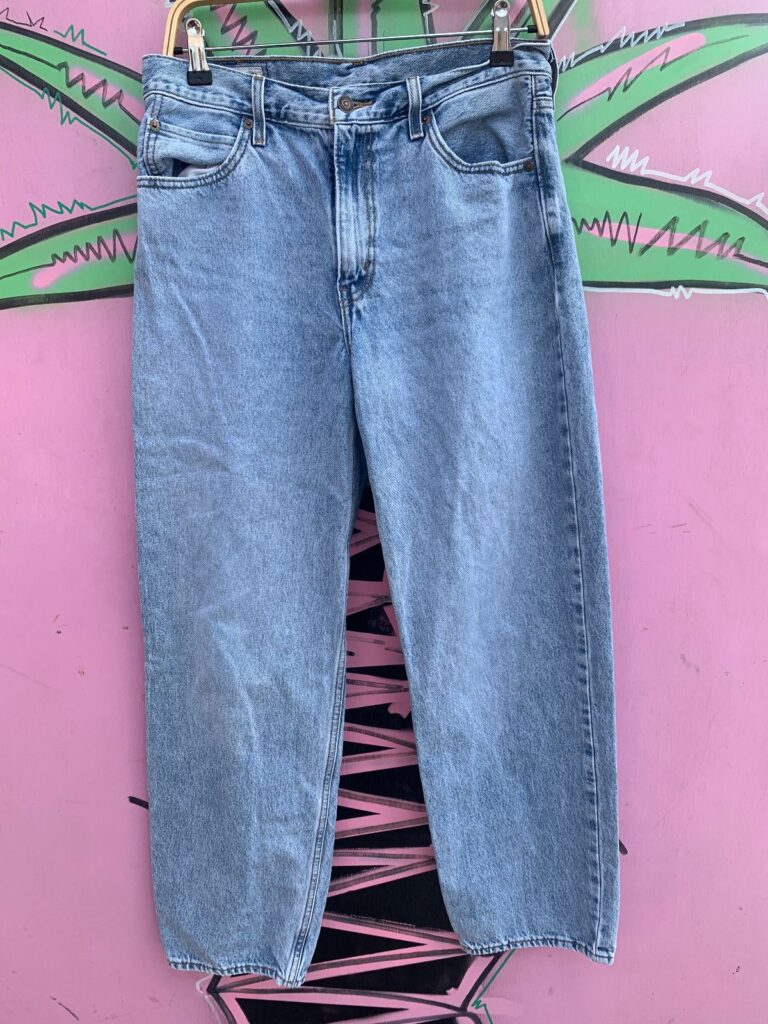 LEVIS CLASSIC WASH DENIM JEANS