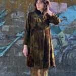 *AS-IS* WOW! 1930S-40S POSSIBLY 60S? MARBLEIZED CRUSHED VELVET GREEN SWING COAT FAUX FUR COLLAR, LARGE CARVED CELLULOID BUTTONS